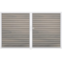 Dvojitá brána z dreva s bielym rámom