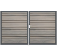 Dvojitá drevená brána s vodorovnými lamelami a kovovým rámom