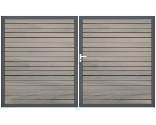 Dvojitá drevená brána s vodorovnými lamelami a kovovým rámom