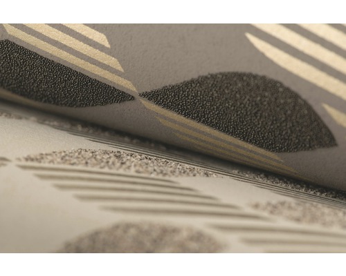 Detail štruktúrovanej tapety s geometrickým vzorom