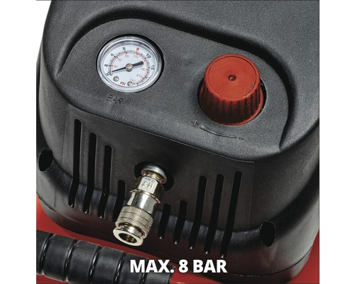 Detail kompresora s manometrom, regulátorom tlaku a vzduchovou prípojkou, maximálny tlak 8 barov.