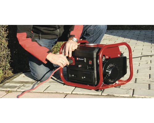 Muž pripája červený napájací kábel ku generátoru značky Einhell.