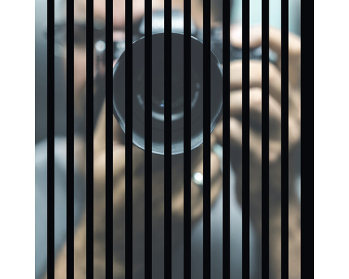 Dizajnový akustický panel DIGI03G 19x572,5x572,5 mm Osoba za mrežami s fotoaparátom.