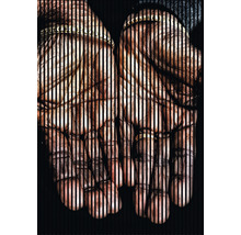 Ilustrácia dvoch rúk so zlatým náramkom za čiernymi zvislými čiarami