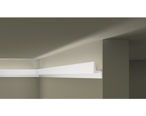 Pohľad do miestnosti s ozdobnými lištami upevnenými na stene a strope