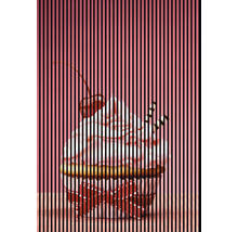Cupcake s čerešňou, čokoládovými prúžkami a mašľou
