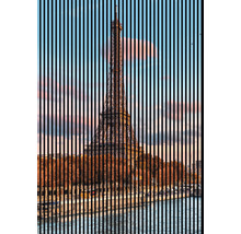 Eiffelova veža v Paríži, Francúzsko, za zvislými pruhmi