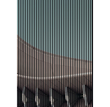 Abstraktná architektonická fasáda s vertikálnymi líniami