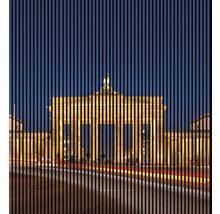 Brandenburská brána v Berlíne za zvislými pruhmi