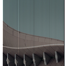Architektonický pohľad na budovu s vertikálnymi líniami