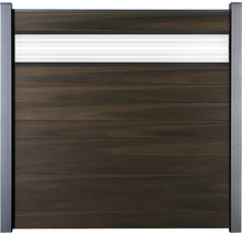 Drevený záhradný plot s kovovými prvkami