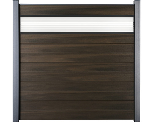 Drevený záhradný plot s kovovými prvkami