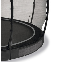 Detailný pohľad na záhradnú trampolínu s ochrannou sieťou