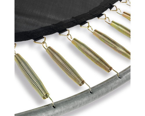 Detailný pohľad na trampolínové pružiny spájajúce skákaciu plachtu a rám