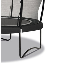 Detailný pohľad na záhradnú trampolínu s bezpečnostnou sieťou a polstrovaným okrajom