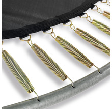 Detailný pohľad na pružiny trampolíny pripevnené k skákacej podložke