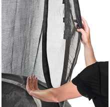 Detailný záber trampolínovej siete s osobou, ktorá ju drží