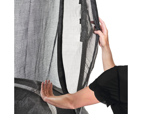 Detailný záber trampolínovej siete s osobou, ktorá ju drží