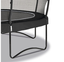 Detailný pohľad na záhradnú trampolínu so zabezpečovacou sieťou a nožnými vzperami.