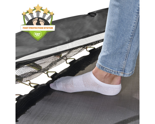 Detailný pohľad na trampolínu so systémom ochrany nôh a osobou v ponožkách