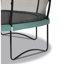 Detailný pohľad na záhradnú trampolínu so sieťou a polstrovaním rámu