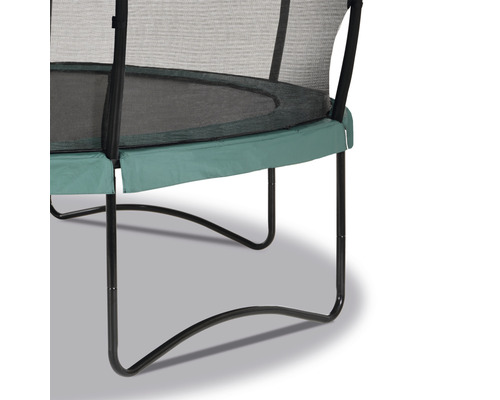 Detailný pohľad na záhradnú trampolínu so sieťou a polstrovaním rámu