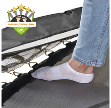 Detailný záber trampolíny so systémom ochrany nôh a logom Exit Toys