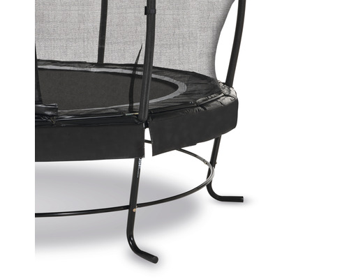Detailný pohľad na trampolínu s bezpečnostnou sieťou a krytom rámu