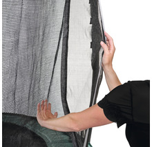 Detailný záber trampolínovej siete s osobou