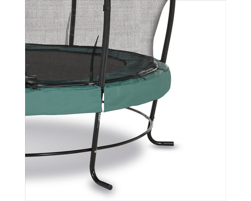 Detailný pohľad na záhradnú trampolínu s bezpečnostnou sieťou a polstrovaním rámu.