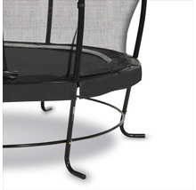 Detailný pohľad na čiernu záhradnú trampolínu s bezpečnostnou sieťou.