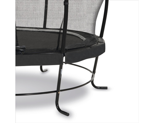 Detailný pohľad na čiernu záhradnú trampolínu s bezpečnostnou sieťou.