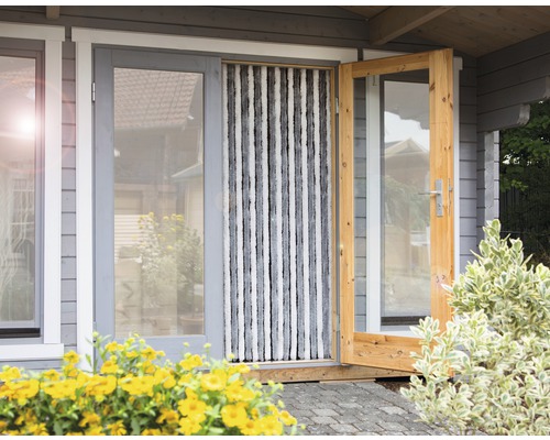 Vstupný priestor so závesom proti hmyzu a drevenými dverami