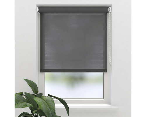 Okno so sivou roletou