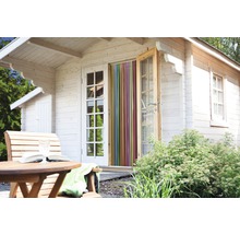 Drevený dom s otvorenými dverami a lamelovým závesom