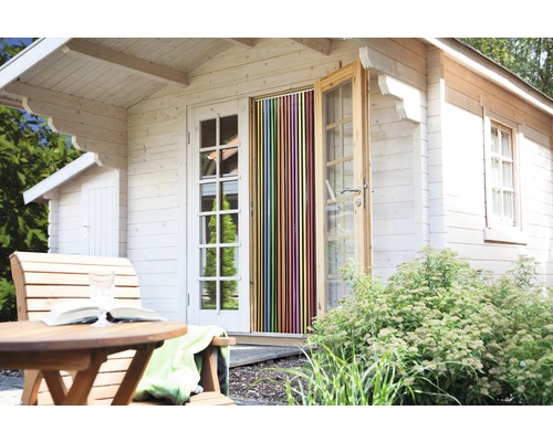 Drevený dom s otvorenými dverami a lamelovým závesom