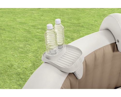 Plastový odkladací stolík s dvoma fľašami vody na vírivke