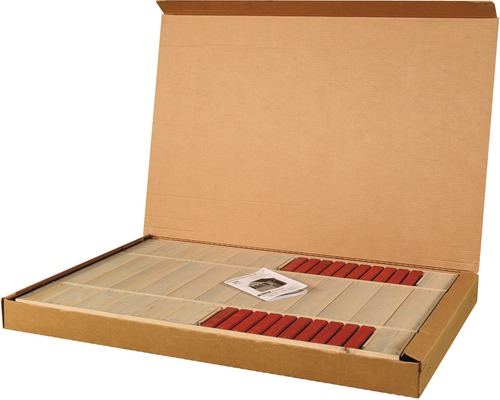 Otvorená kartónová krabica s drevenou podlahou a montážnym návodom