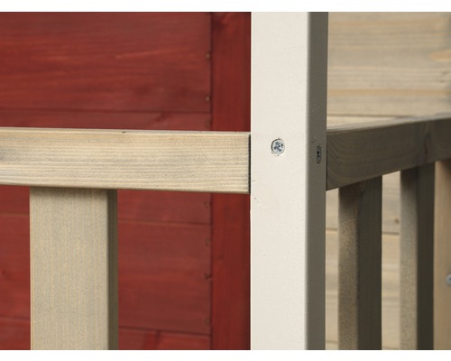 Detailný pohľad na drevenú záhradnú skrinku na náradie so skrutkami