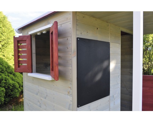 Detailný pohľad na detský domček s okenicami a tabuľou