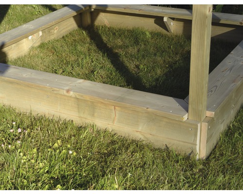 Štvorcové pieskovisko z dreva v záhrade