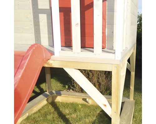 Detailný pohľad na drevený hrací domček so šmykľavkou