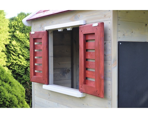 Drevený hrací domček s okenicami