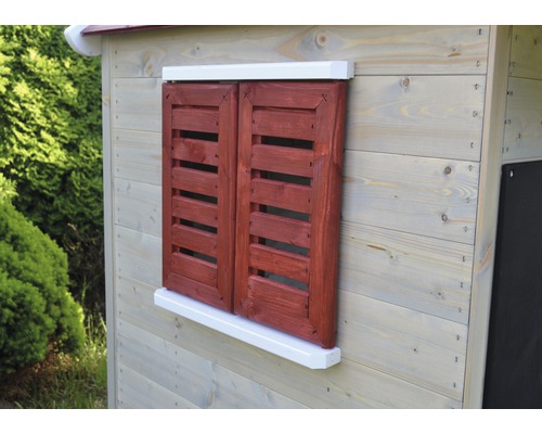 Detailný pohľad na drevený hrací domček s okenicami