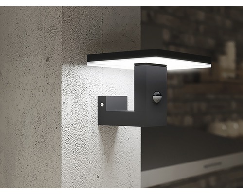 Moderné nástenné svietidlo s pohybovým senzorom namontované na stene