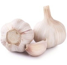 Strúčik cesnaku a dve hlavy cesnaku