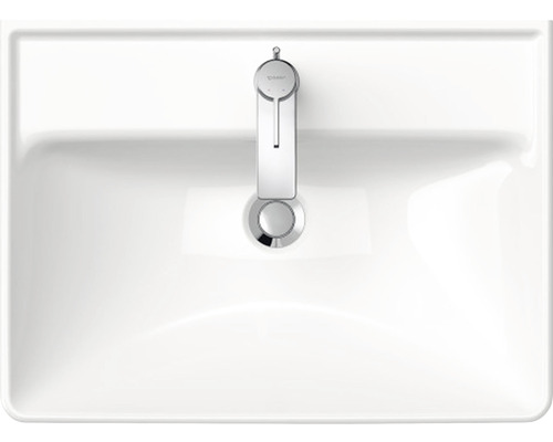 Pohľad zhora na biele umývadlo s batériou