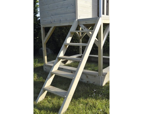 Drevený rebrík na domčeku na hranie v záhrade