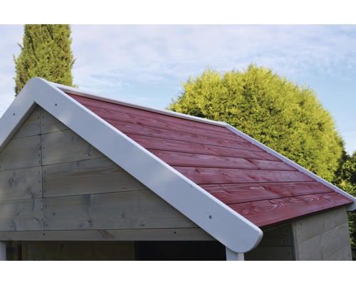 Detailný pohľad na strechu záhradného domčeka s drevenými šindľami