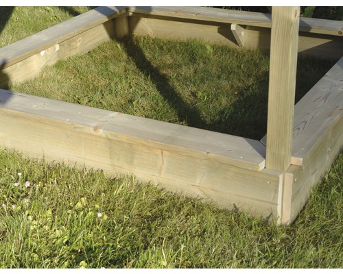 Štvorcové drevené pieskovisko v záhrade